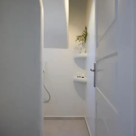 Anchor Apartment *