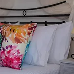 Anchor Apartment *